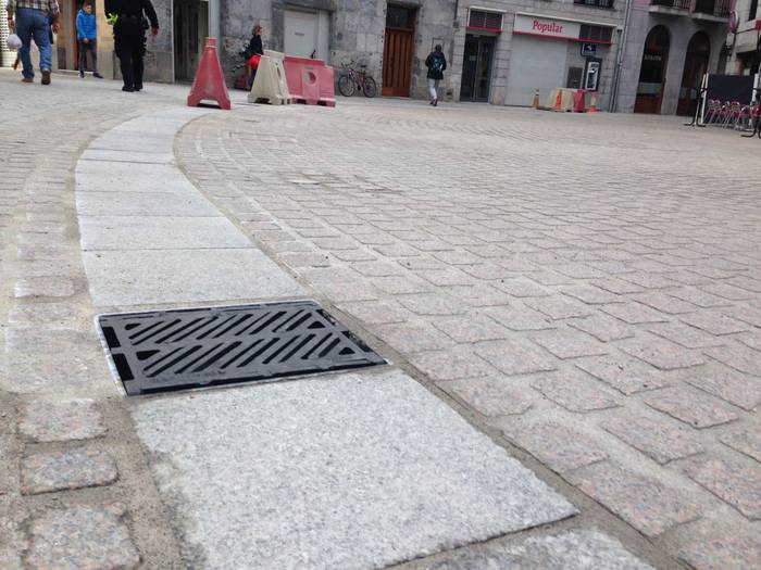 Euri-urak hobeto jasotzeko lanak egiten ari dira Azpeitiko Plaza Txikian