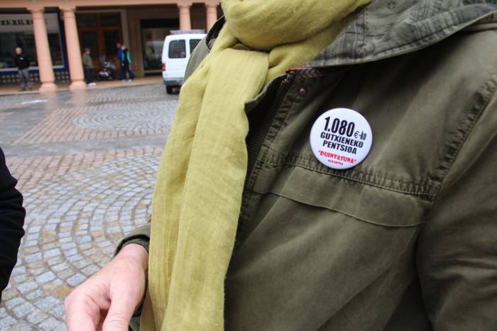 Irudietan: manifestazioa Zarautzen, pentsio duinen alde