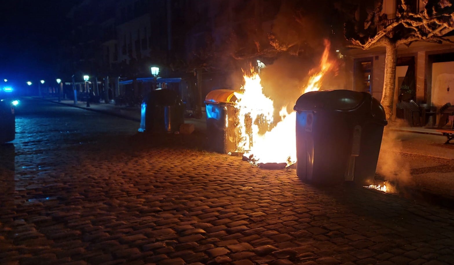Asteburuan hamahiru zabor edukiontzi erre izana gaitzetsi du udalak