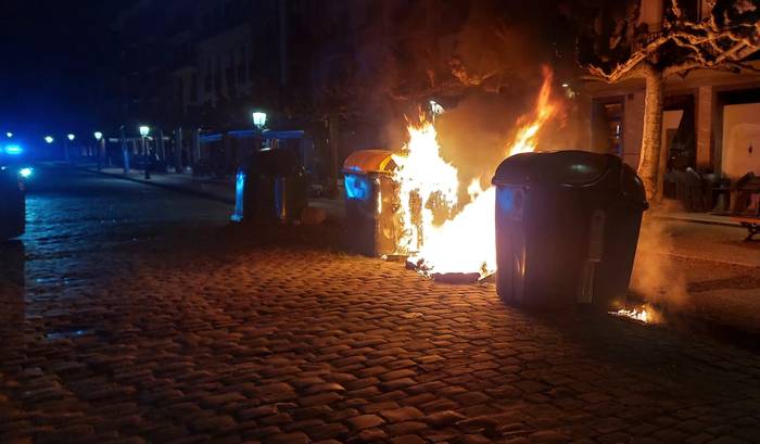 Asteburuan hamahiru zabor edukiontzi erre izana gaitzetsi du udalak