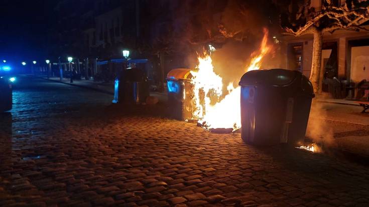 Asteburuan hamahiru zabor edukiontzi erre izana gaitzetsi du udalak