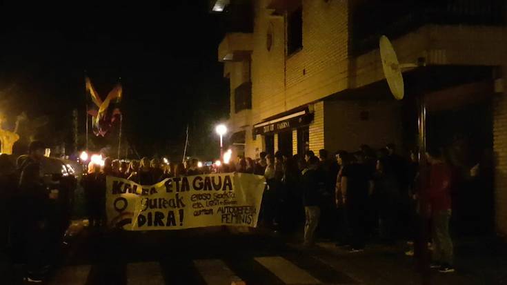 Kaleak eta gaua guztionak direla aldarrikatzeko manifestazioa egin dute