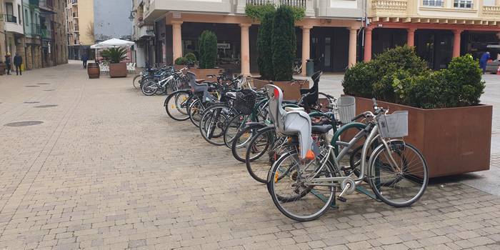 Abandonaturiko bizikletak identifikatzeko lanei ekingo die Udaltzaingoak Zarautzen