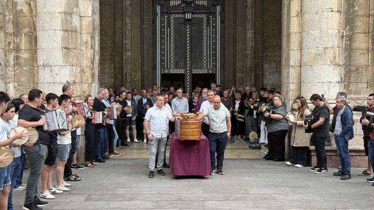 Trikiti eta bertso doinuen artean agurtu dute Juan Ezenarro 'Berastegi'