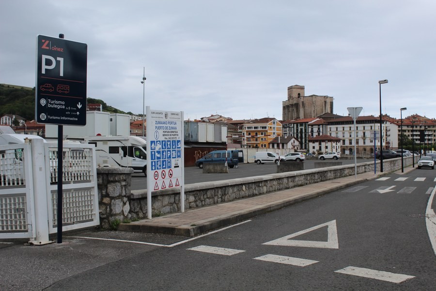 Herriguneko trafikoa arintzeko, kanpoaldeko aparkalekuak erabiltzea gomendatu die udalak bisitariei