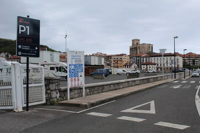 Herriguneko trafikoa arintzeko, kanpoaldeko aparkalekuak erabiltzea gomendatu die udalak bisitariei