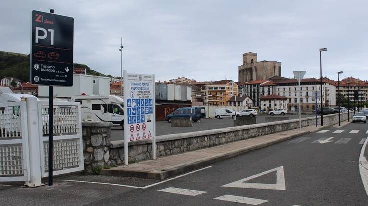 Herriguneko trafikoa arintzeko, kanpoaldeko aparkalekuak erabiltzea gomendatu die udalak bisitariei