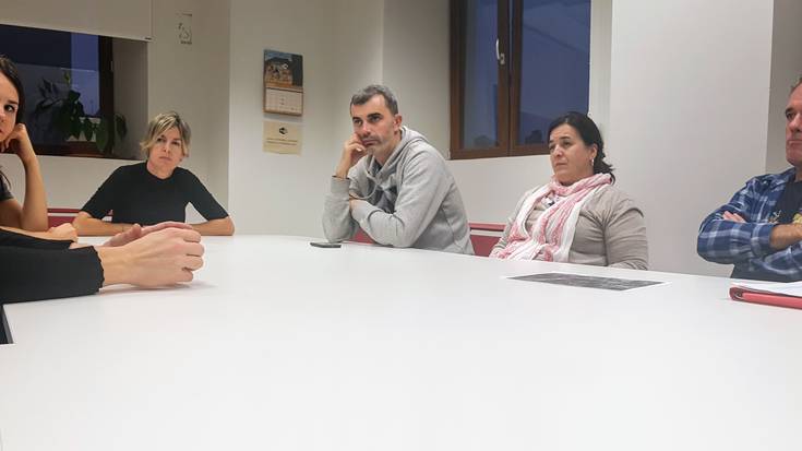 "700 pertsona bizi gara Arroa Behean eta kaiola baten barruan gaude"