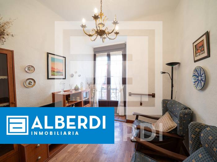 Alberdi Inmobiliaria: igogailua duen etxebizitza Kale Nagusian