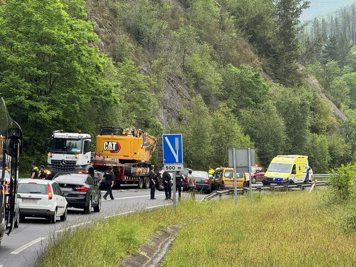Zabaldu dute Azkarateko errepidea