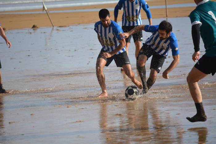 Hondartzako Futbolaren etorkizunaz kezkatuta daude jokalariak Zarautzen
