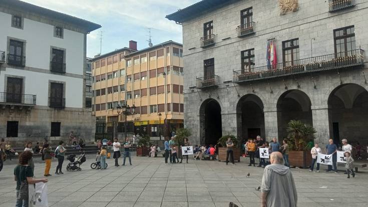 Euskal presoen eta iheslarien eskubideen alde elkartuko dira gaur plazan