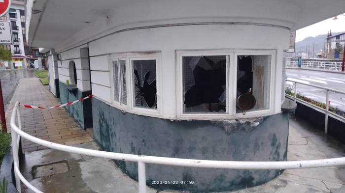 Gizonezko bat atxilotu dute Fielato aurreko eraikineko leihoak hausten ari zenean