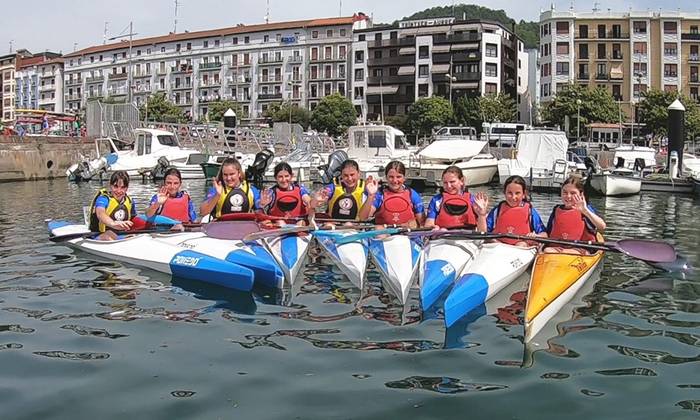 Ate irekiak Itxas Gainek, piraguismoan jardun nahi duten gaztetxoei zuzenduta