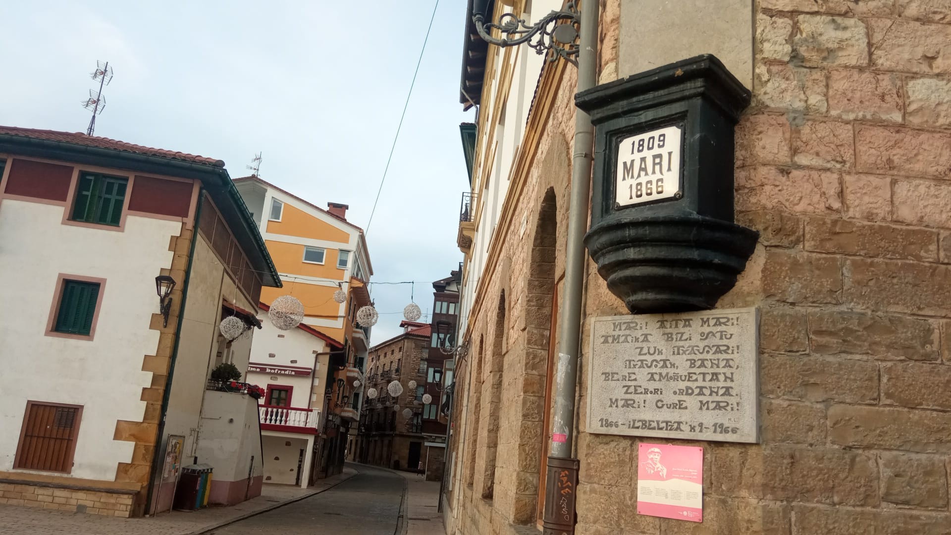 Aita Mariren bustoa zaharberritze lanak egitera eraman dute