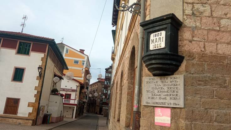 Aita Mariren bustoa zaharberritze lanak egitera eraman dute