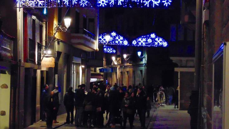 Piztu dituzte Gabonetako argiak