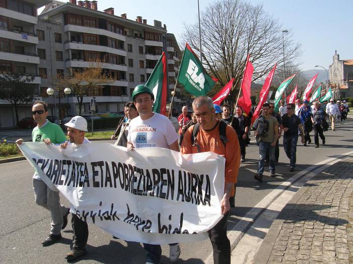 Prekarietatea eta pobrezia salatu dute eskualdeko dozenaka langile eta herritarrek