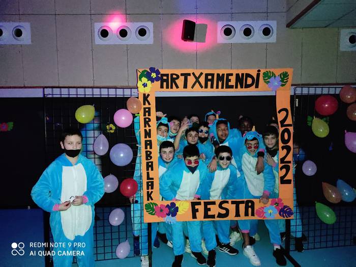 Disko festa egin dute gaztetxoek Azkoitian