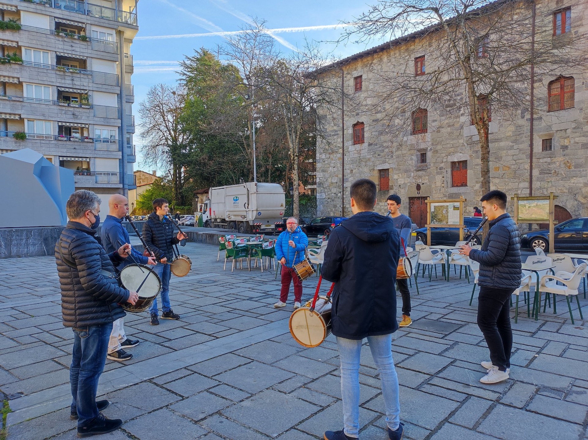 Txalkor txistulari taldeak kalejira egin du herriko kaleetan zehar