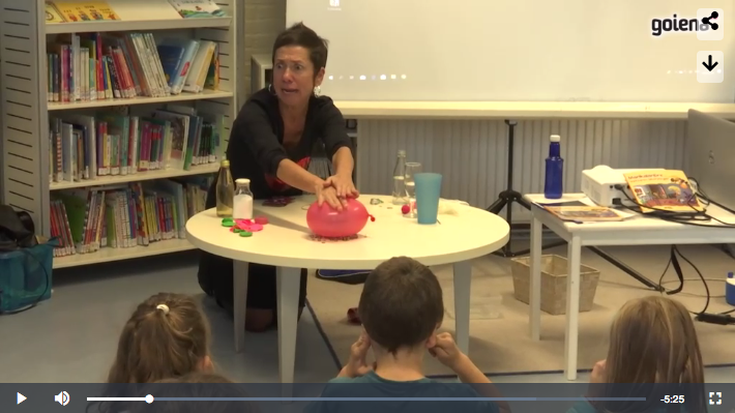 Bideoa: Ana Galarraga haurrekin zientzia esperimentuak egiten