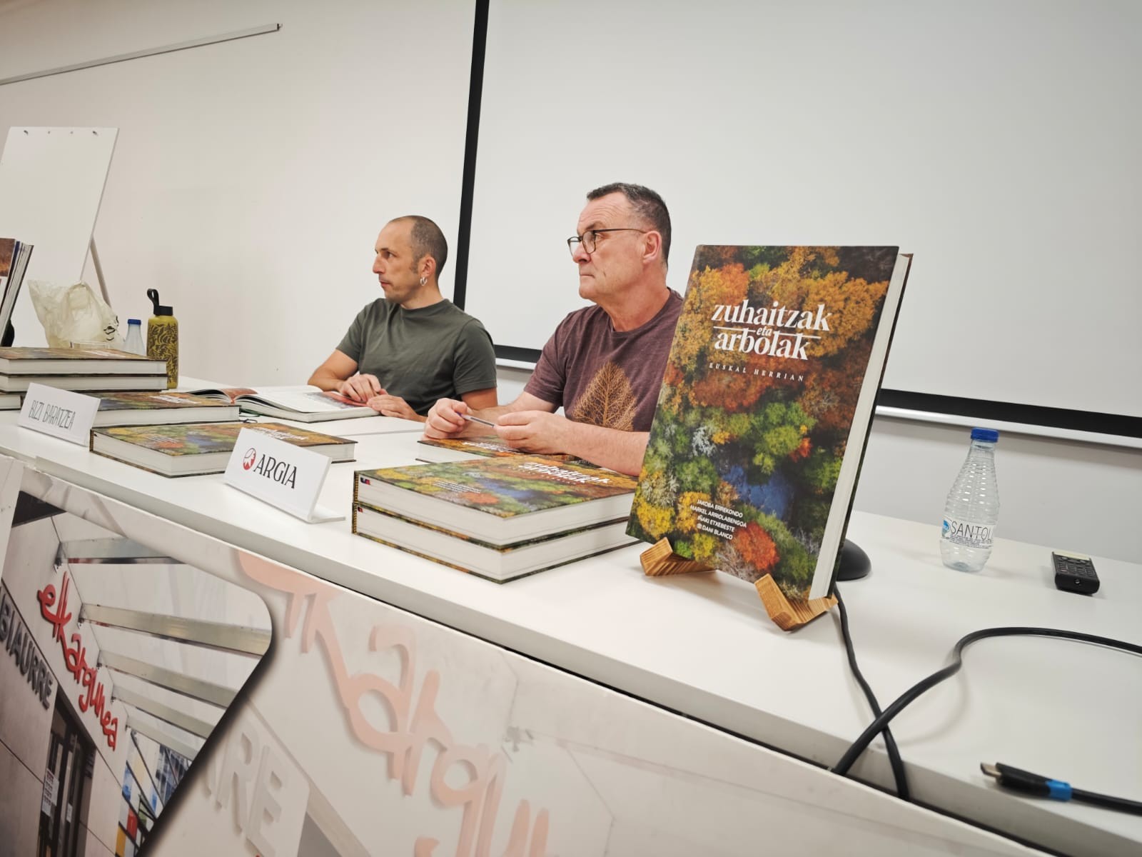 'Zuhaitzak eta arbolak Euskal Herrian' liburua aurkeztu dute Errekondok eta Arriolabengoak