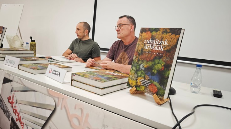 'Zuhaitzak eta arbolak Euskal Herrian' liburua aurkeztu dute Errekondok eta Arriolabengoak