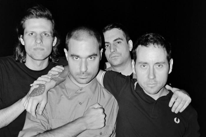 Enemic interior, Cuero eta Zikin taldeak, gaur iluntzean Hiruputzun