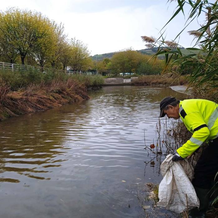 Tona erdi zabor atera dute uretatik ibaien azken garbiketan