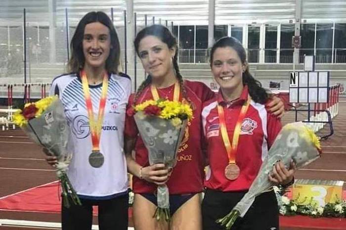 Jone Zabaleta atleta azkoitiarrak zilarrezko domina irabazi du pista estaliko 23 urtez azpikoen Espainiako Txapelketan