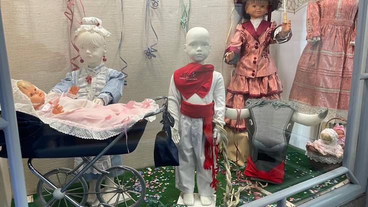 Kaleak eta saltokiak ere, karnabaletarako girotuta