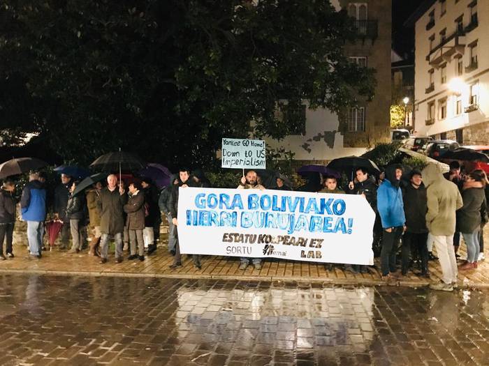 Boliviako estatu kolpea salatzeko elkarretaratzea egin dute Zumaian