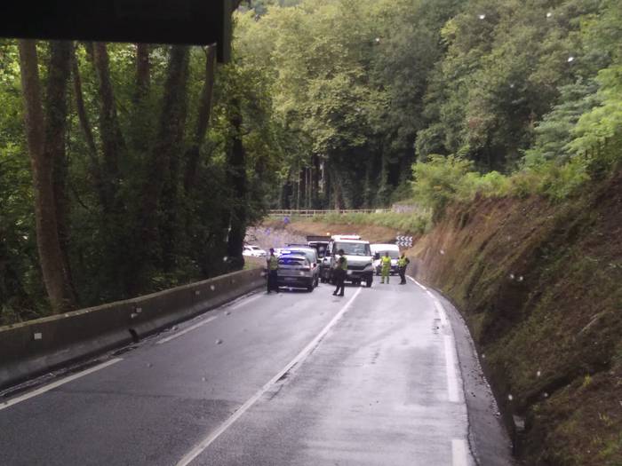 Azpeitia eta Zestoa artean auto bat bidetik irten, eta bi pertsona zauritu dira