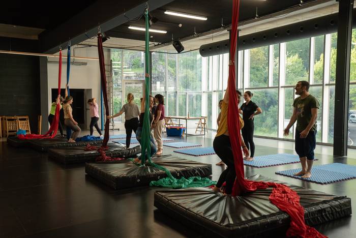 Dozena bat lagunek parte hartu dute oihalen zirku tailerrean