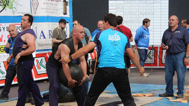 Urra txapeldunorde harrijasotzaileen binakakoan