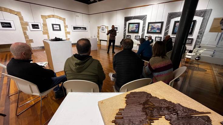 'Saturrarango haitzak' erakusketa zabaldu dute Mutrikun