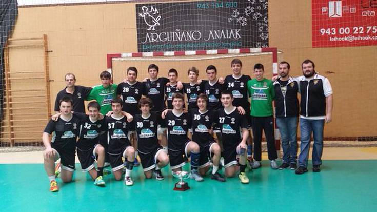 Kadete mutilak Euskadiko txapeldun eskubaloian