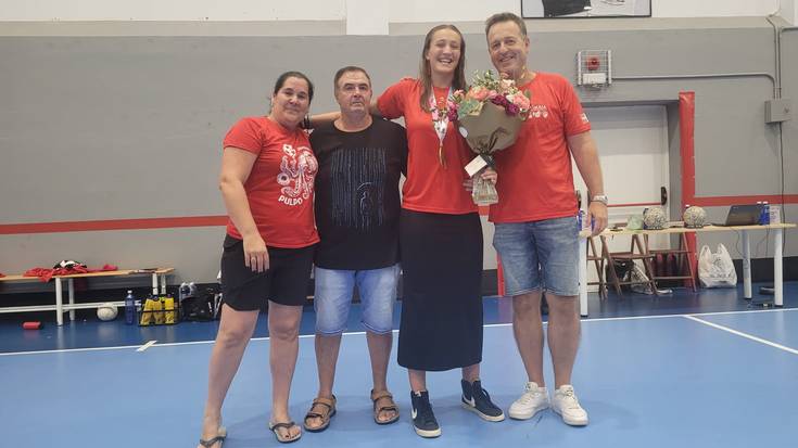 Txapeldunari merezitako omenaldia