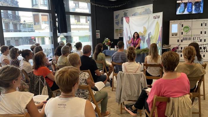 Negurako prestaketez jardun du Garbiñe Larreak Azoka Plazan