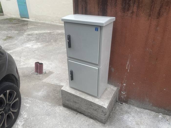 Ibilgailu elektrikoak kargatzeko hainbat puntu ari dira jartzen herrian