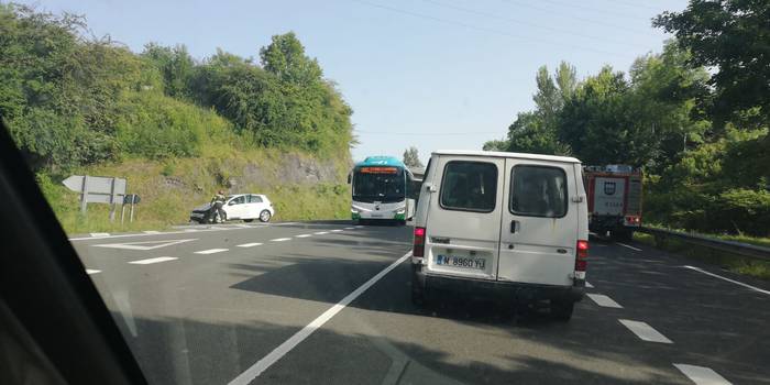Bi autoren arteko istripua izan da Iraetan