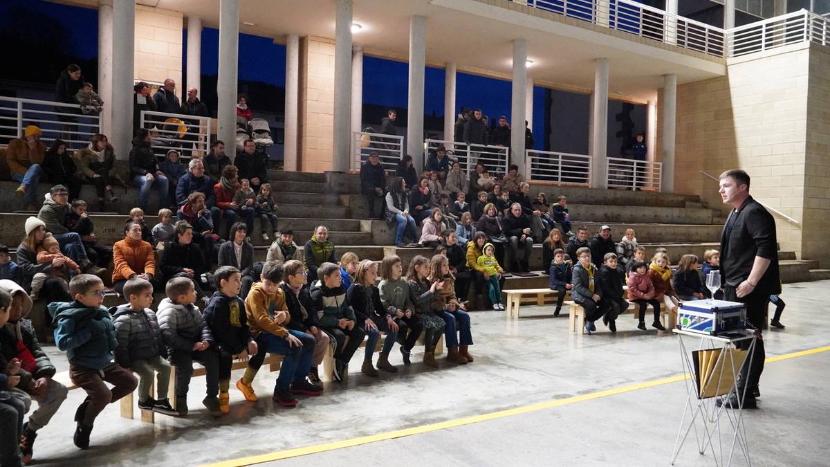 Magia ikuskizuna eta gaztaina erreak Urrestillan, arratsaldea goxatzeko