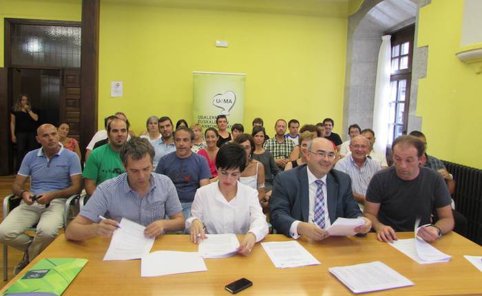 Finantza alorrean euskara sustatzeko hitzarmena sinatu dute Uemako udalerriek, Kutxabankek eta Laboral Kutxak