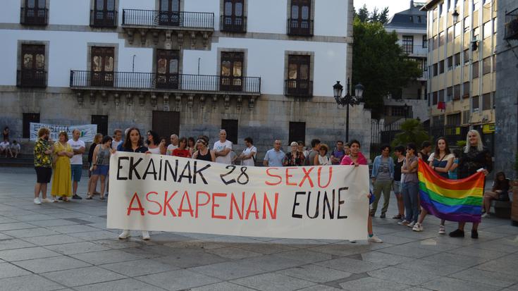Sexu askapenaren alde hainbat lagun elkartu dira plazan