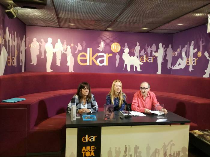 '33 ezkil' liburua aurkeztu du Miren Gorrotxategik