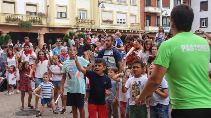 Irudietan: Zezen puzgarriekin entzierroa egin dute arratsaldean