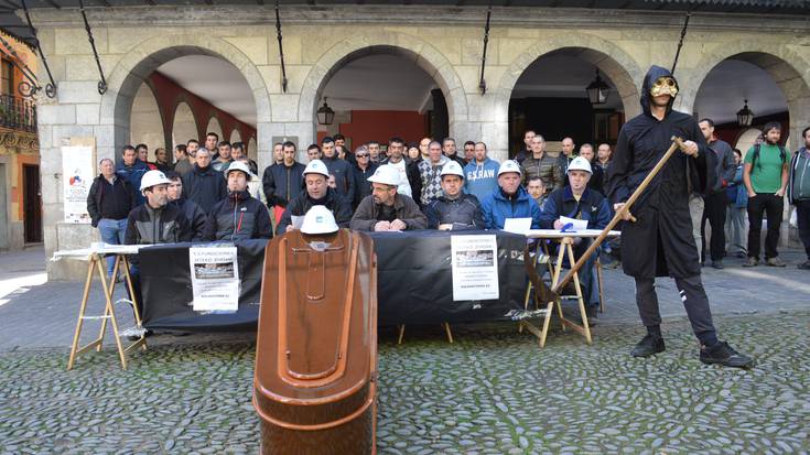 Zuzendarien asmoak salatu eta manifestazioa deitu dute TSko langileek larunbaterako