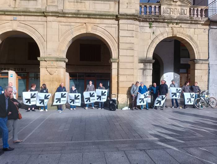 Hileko azken ostiralarekin, dozenaka lagunek elkarretaratzea egin zuten euskal presoen eskubideen alde