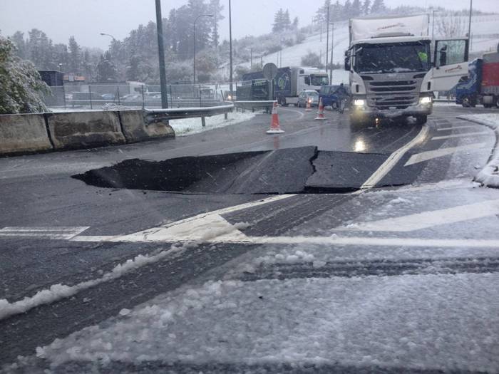 Bidegik lehiaketara atera ditu Arroako autobidearen sarrerako zuloa konponketzeko lanak