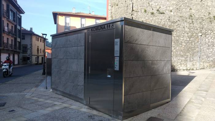 Komun publikoa ezarri dute Zestoako herrigunean